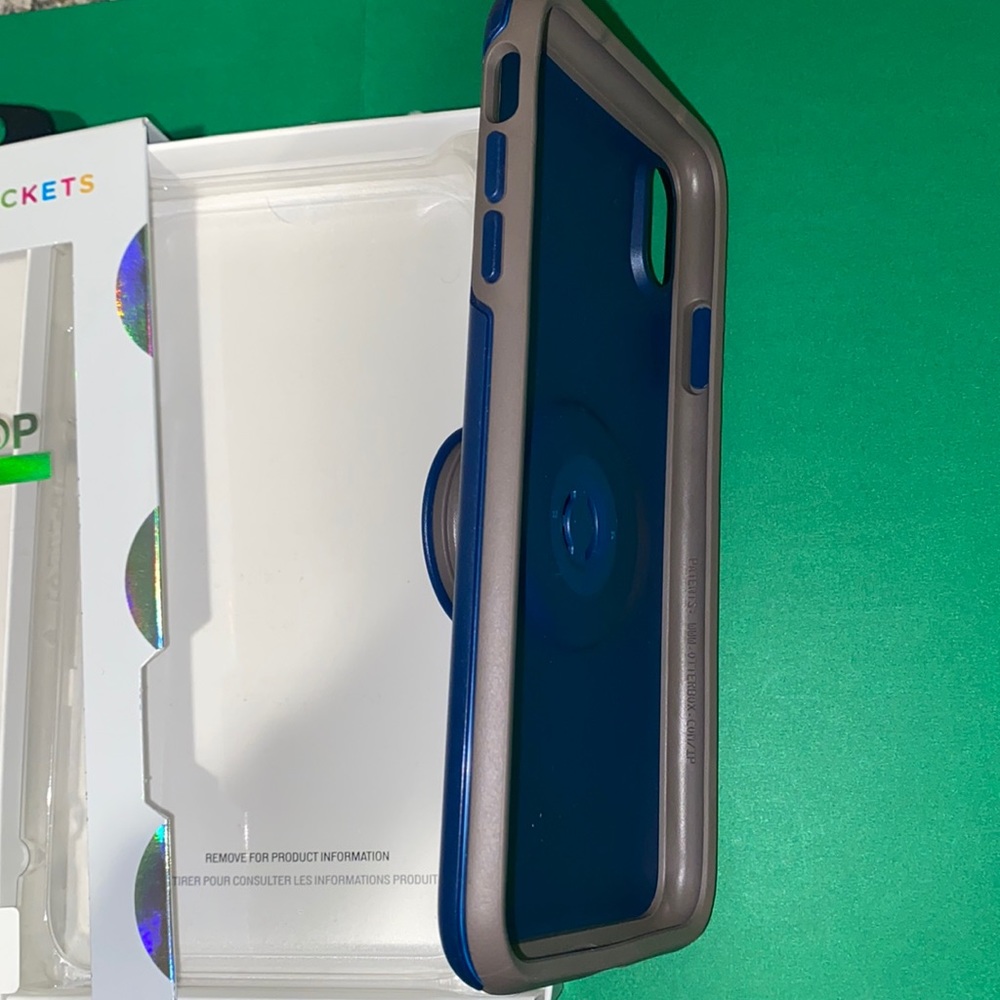 OtterBox+Pop Socket Case - Picture 3 of 4